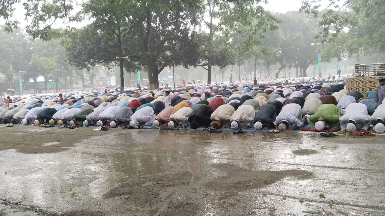 বৃষ্টি উপেক্ষা করে শোলাকিয়ার ঈদ জামাতে লাখো মুসল্লি