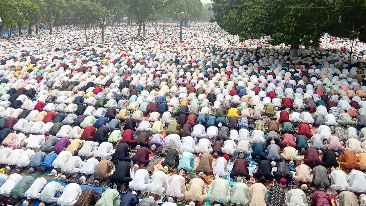 শোলাকিয়ায় ঝকমকে রোদে  ঈদের জামাত, অংশ নেন ছয় লাখ মুসল্লি