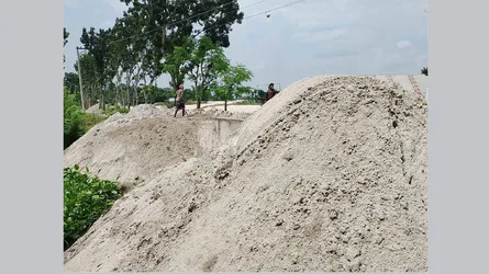 চাকদা ব্রিজে ভেকু দিয়ে বালু ভরাট করে জায়গা দখলের পাঁয়তারা