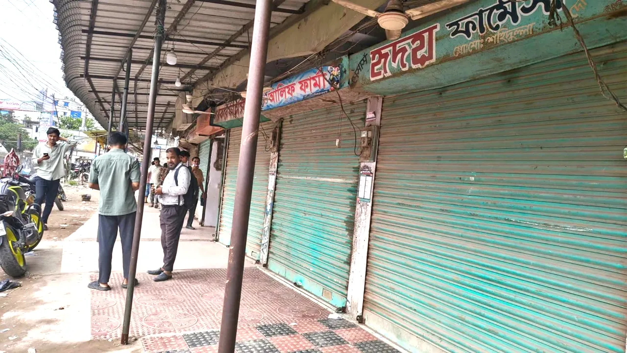 দেবিদ্বারে অভিযানের খবরে দোকান বন্ধ