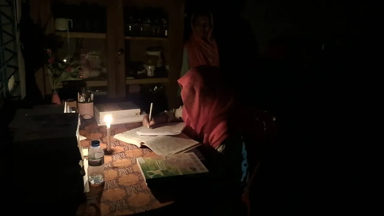 চার বছর ধরে মোমবাতির আলোয় চলছে উম্মে হানির পড়াশোনা
