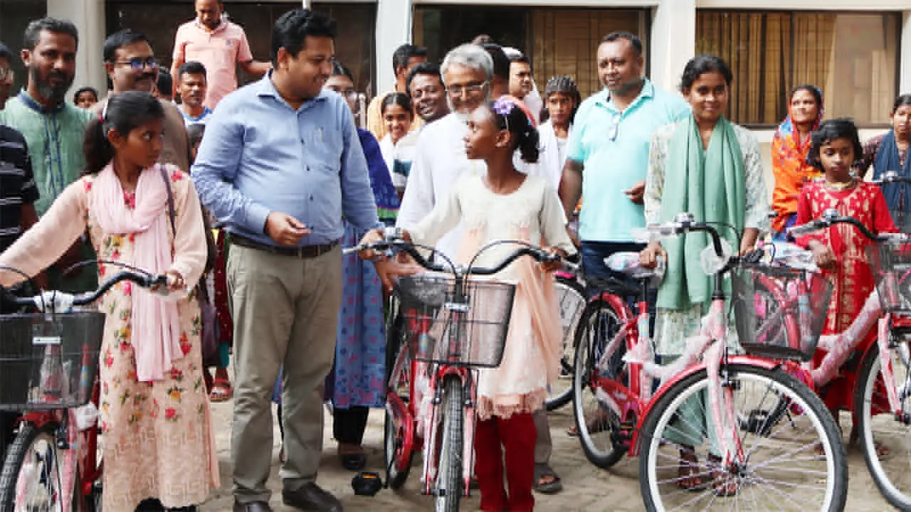 সিংড়ায় ক্ষুদ্র নৃ-গোষ্ঠীর শিক্ষার্থী ও নারীদের মাঝে বাইসাইকেল ও সেলাই মেশিন বিতরণ
