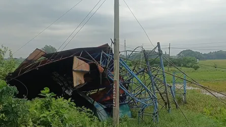 সিরাজদিখানে বিলবোর্ড ভেঙে বিদ্যুৎ বিপর্যয়, তিন দিন অন্ধকারে গ্রাম