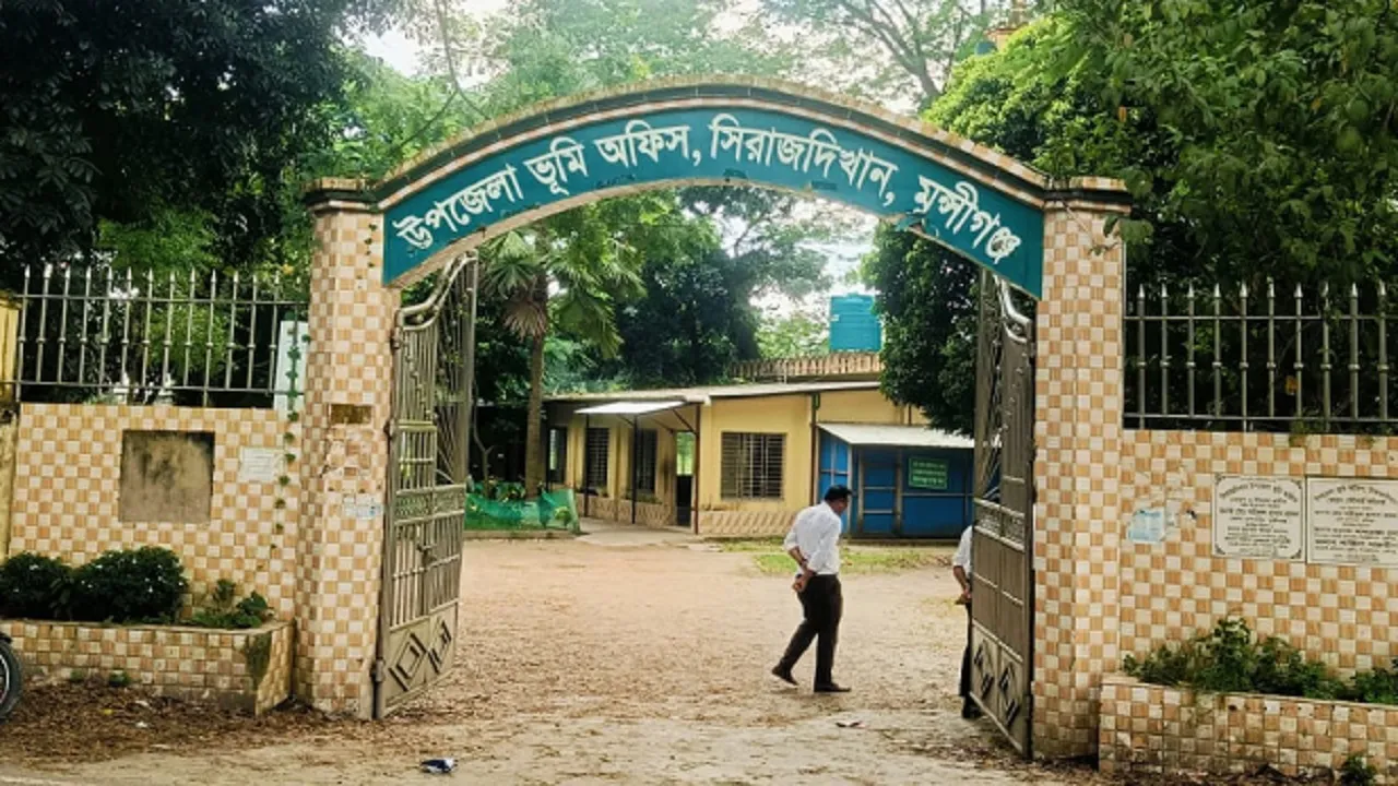 মুন্সীগঞ্জে হাজিরা খাতায় স্বাক্ষর, কর্মস্থলে নেই অফিস সহায়ক