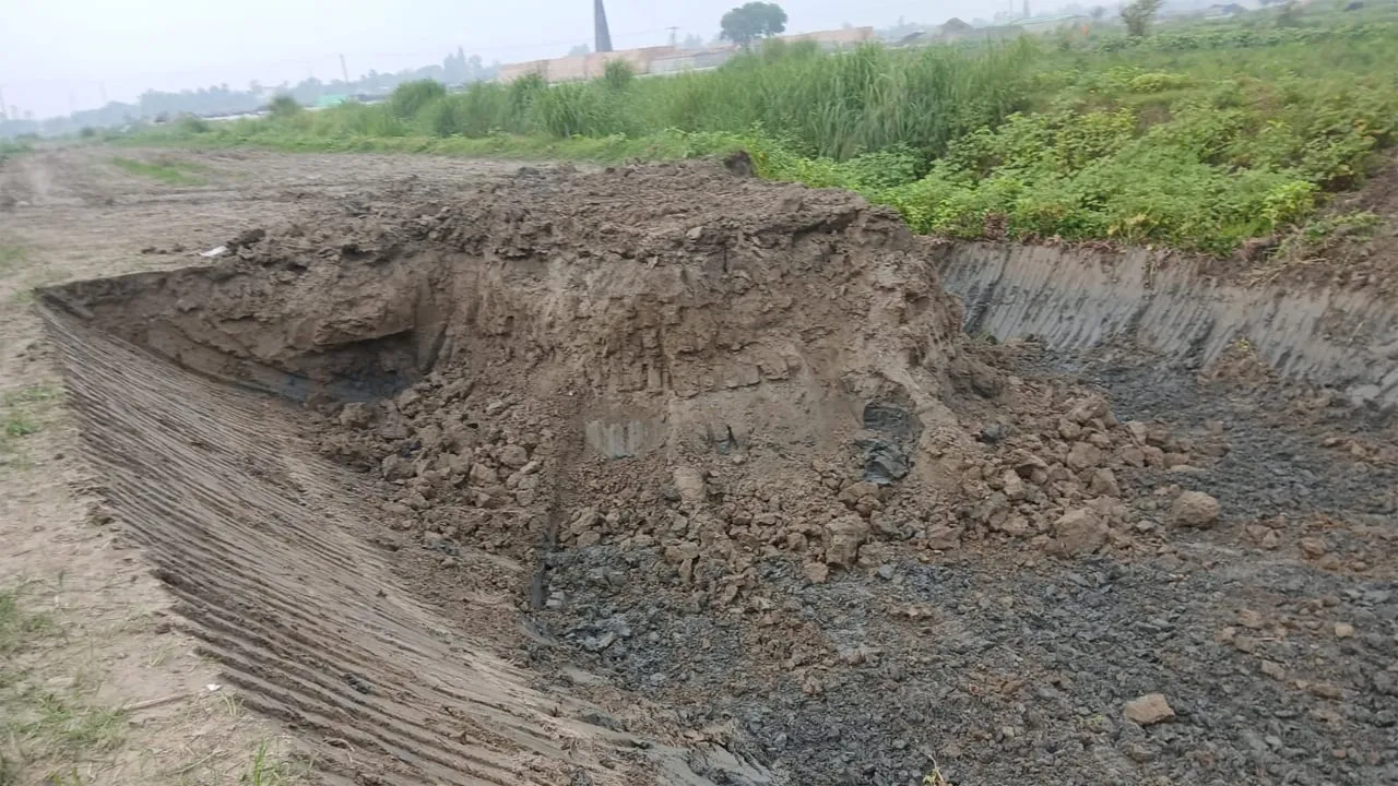 সিরাজদিখানে রাতের আঁধারে ফসলি জমির মাটি কাটার অভিযোগ
