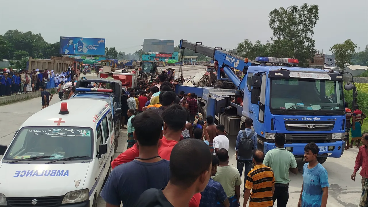 সিরাজগঞ্জে সড়ক দুর্ঘটনায় ট্রাকচালক নিহত