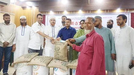 উল্লাপাড়ায় ৩৪৯০ জন কৃষকের মাঝে বিনামূল্যে সার, বীজ বিতরণ