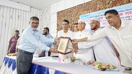 শিক্ষকরা শুধু শ্রেণিকক্ষের শিক্ষক নন, তারা সমাজেরও শিক্ষক