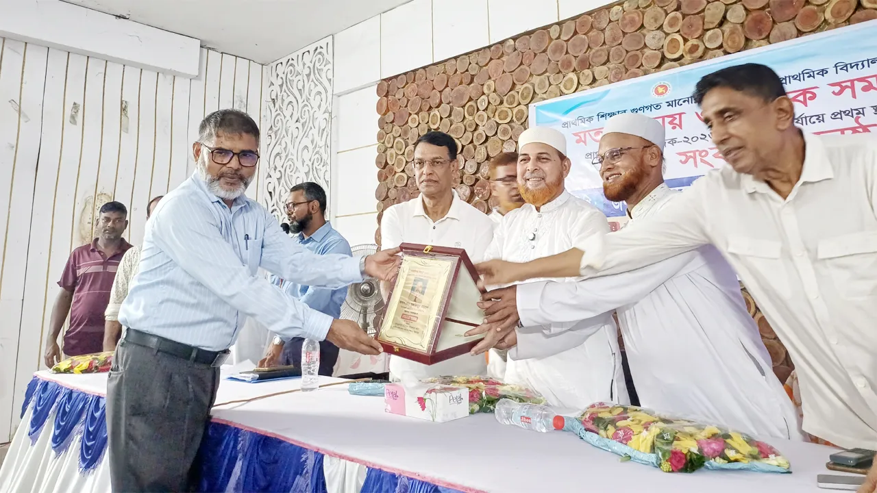 শিক্ষকরা শুধু শ্রেণিকক্ষের শিক্ষক নন, তারা সমাজেরও শিক্ষক