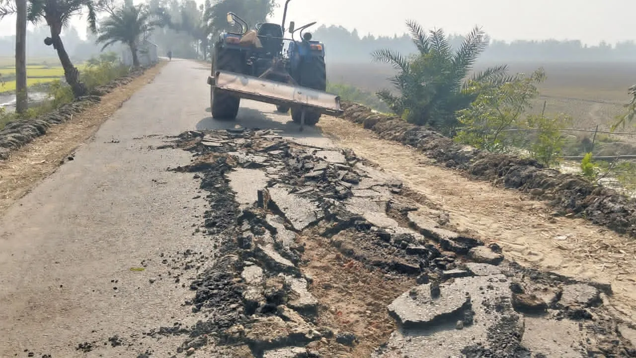 সিরাজগঞ্জে নিম্নমানের উপকরণ দিয়ে রাস্তা নির্মাণ