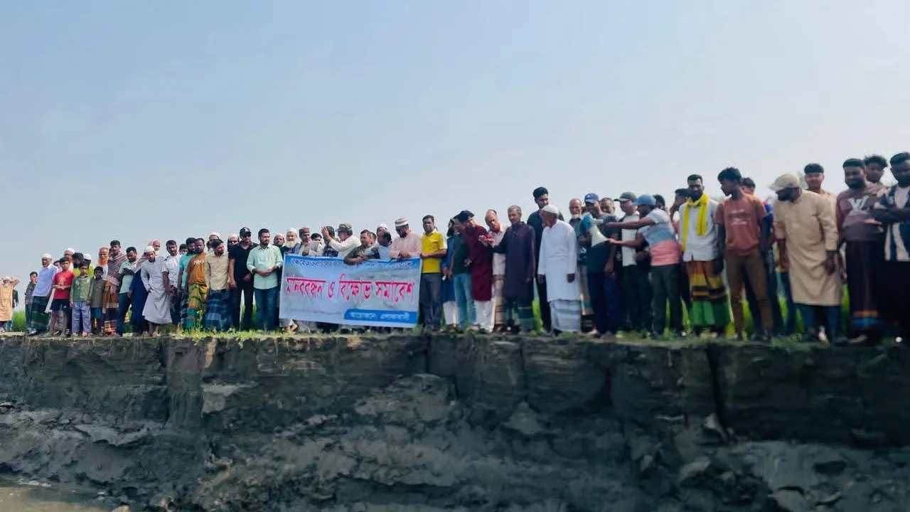 চৌহালীতে বালুবাহী বাল্কহেড চলাচল বন্ধের দাবিতে মানববন্ধন ও বিক্ষোভ