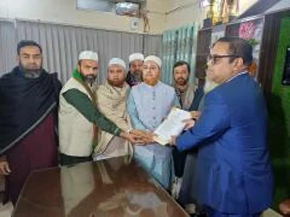 সিরাজগঞ্জ-৪ আসনে মনোনয়নপত্র জমা দিয়েছেন মাওলানা রফিকুল ইসলাম খান