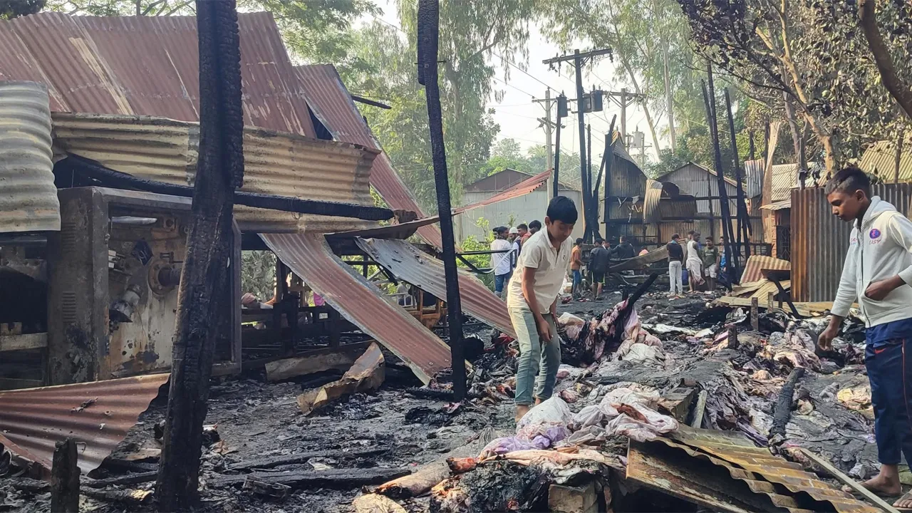 এনায়েতপুরে শাড়ি প্রিন্ট কারখানায় আগুন