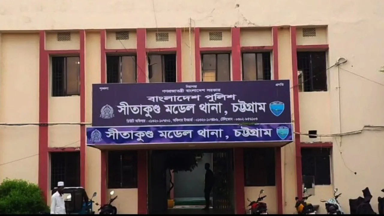 সীতাকুণ্ডে প্রকাশ্যে নারীর মাথায় অস্ত্র ঠেকিয়ে স্বর্ণালংকার ও নগদ টাকা লুট