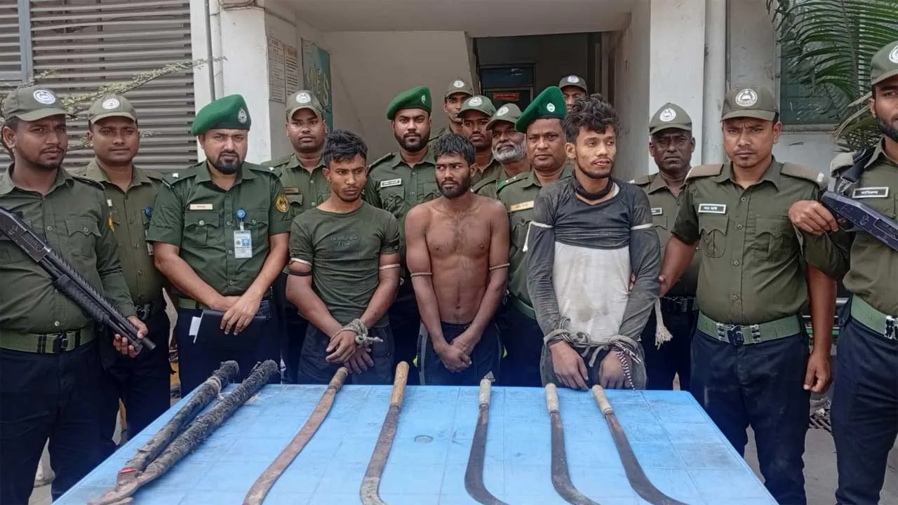 সীতাকুণ্ডে ডাকাতি ঠেকালেন আনসার সদস্যরা, আটক ৩