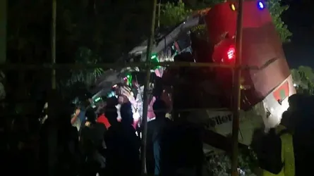 সীতাকুণ্ডে বাস খাদে পড়ে নিহত ৫, আহত ২০