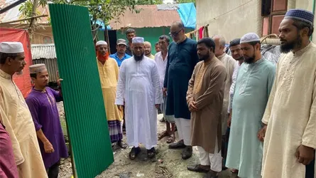সোনাগাজীতে ঢেউটিন ও নগদ অর্থ সহায়তা জামায়াতের