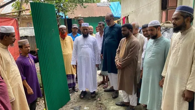 সোনাগাজীতে ঢেউটিন ও নগদ অর্থ সহায়তা জামায়াতের