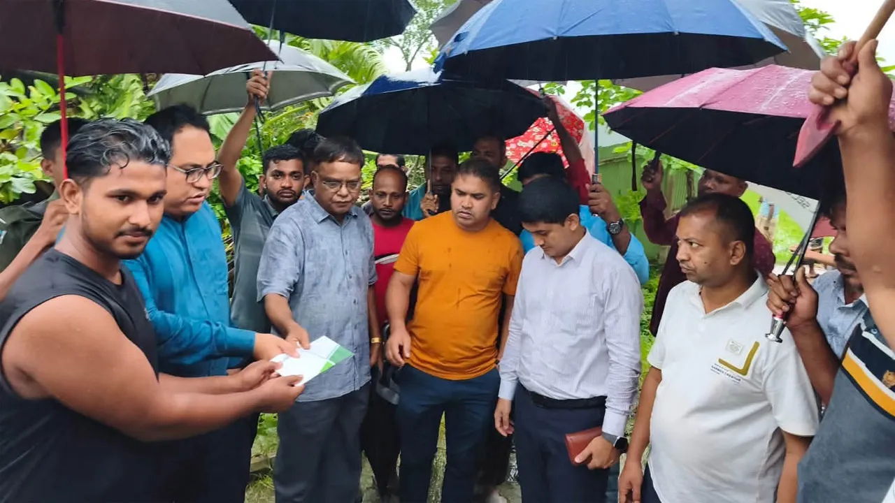 সোনাগাজীতে টর্নেডো : ক্ষতিগ্রস্ত পরিবারের পাশে মন্ত্রী আবদুল আউয়াল মিন্টু