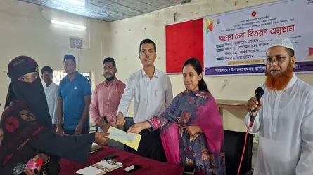 সোনাগাজী দুগ্ধ সমবায় সমিতির সদস্যদের মাঝে ৮০ লাখ টাকার চেক বিতরণ