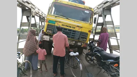 কুড়িগ্রামে সোনাহাট সেতুর পাটাতন ভেঙে যানচলাচল বন্ধ, ভোগান্তিতে স্থানীয়রা