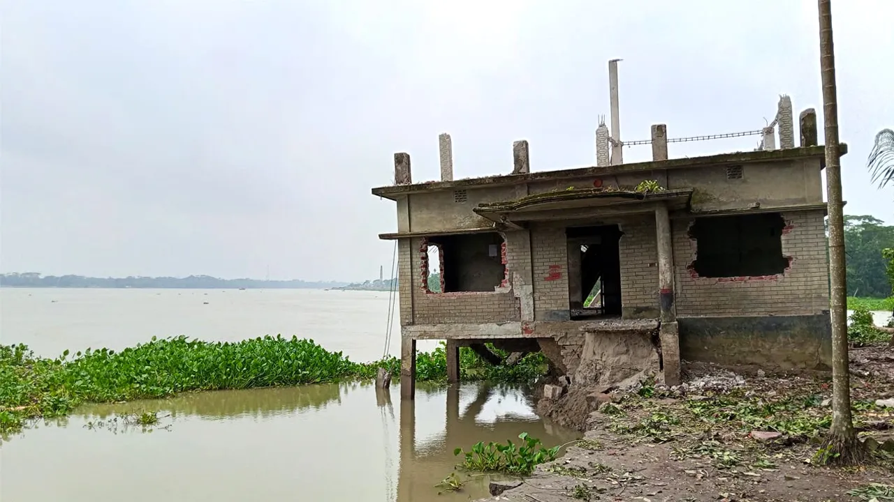সন্ধ্যা নদীর ভাঙনে মানচিত্র থেকে হারিয়ে যাচ্ছে একাধিক গ্রাম