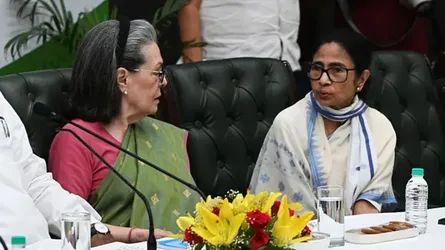 সোনিয়ার সাথে বৈঠক : কংগ্রেসে ‘ফিরছেন না’ মমতা
