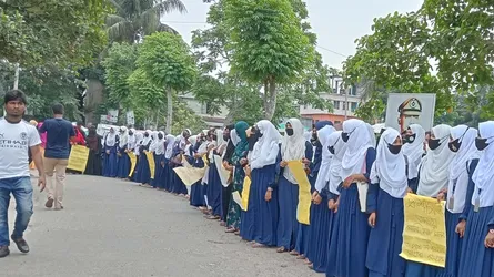 বাগেরহাটে পরীক্ষার কেন্দ্র পরিবর্তনের প্রতিবাদে পরীক্ষার্থীদের বিক্ষোভ