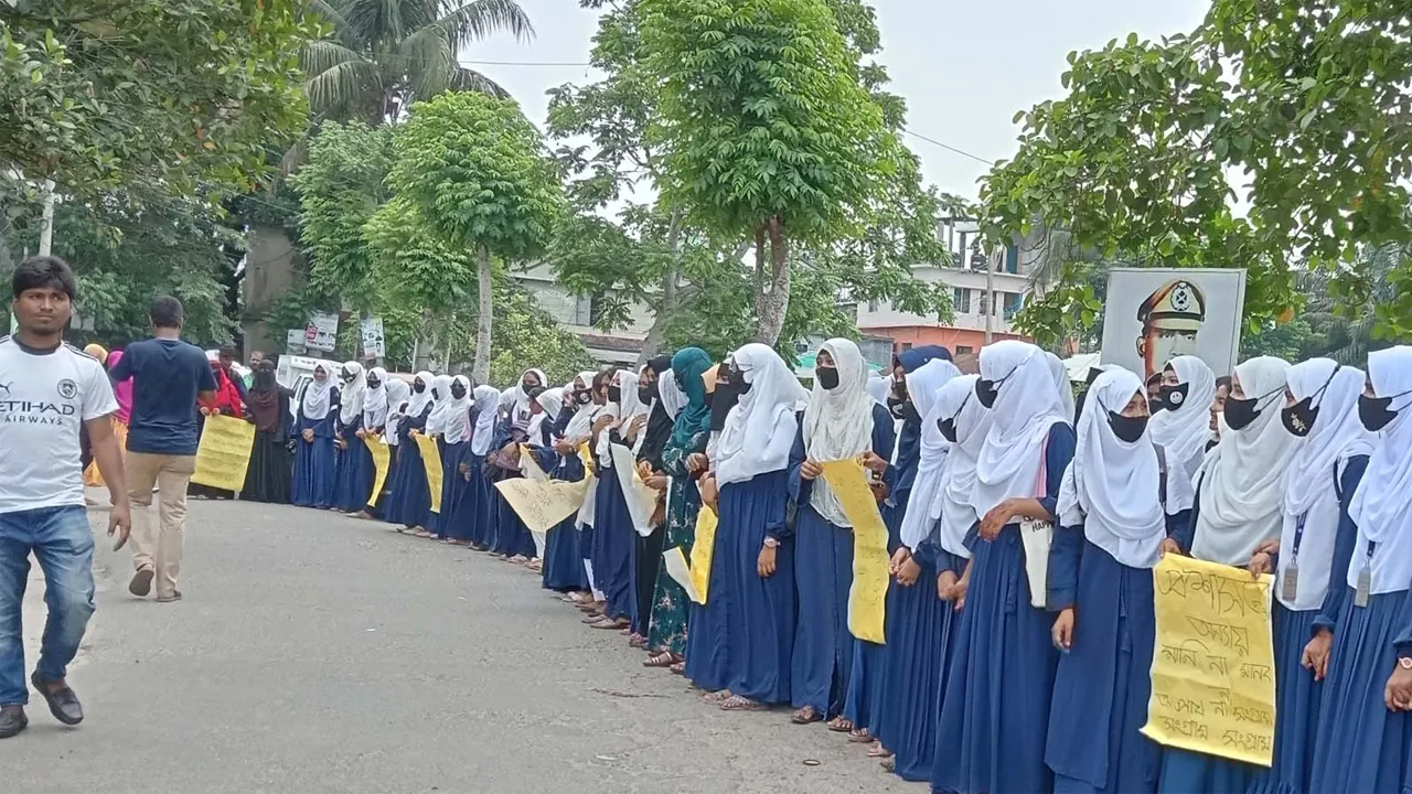 বাগেরহাটে পরীক্ষার কেন্দ্র পরিবর্তনের প্রতিবাদে পরীক্ষার্থীদের বিক্ষোভ