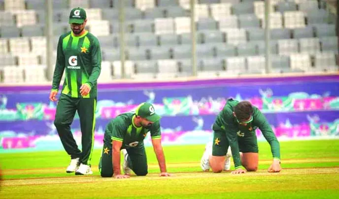 এবার উইকেট নিয়ে ইতিবাচক হেসন