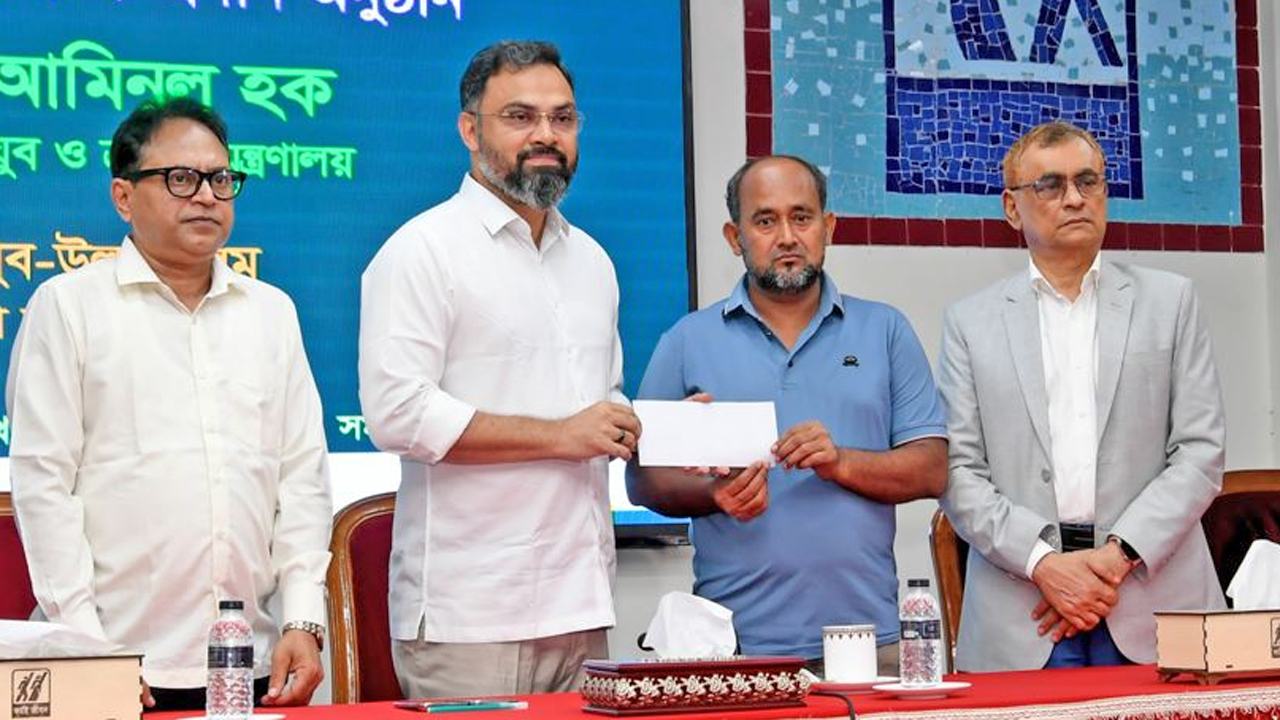 Sports-Ministry-stands-by-cancer-stricken-cricketer-Mehdi-Hasan's-heart