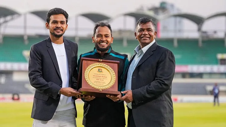 শততম টেস্টে মুশফিককে সম্মাননা জানালেন ক্রীড়া উপদেষ্টা