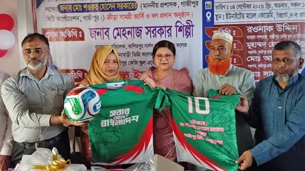 টঙ্গীতে ২০৮ কিন্ডারগার্টেন স্কুলে ক্রীড়া সামগ্রী বিতরণ