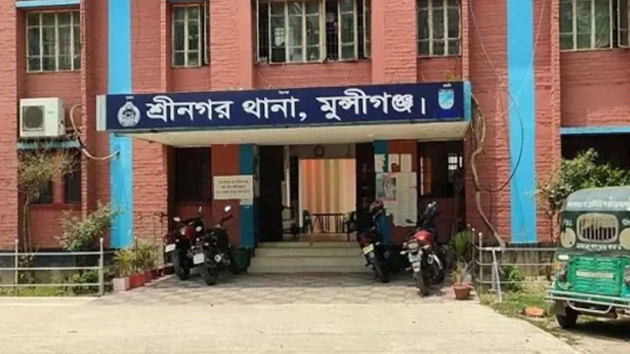 শ্রীনগরে পুলিশের ওপর হামলা, হ্যান্ডকাফসহ পালালেন আ.লীগ নেতা