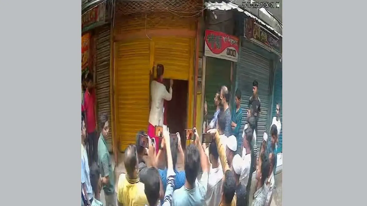 মালিকানা দ্বন্দ্বে শ্রীপুরে  তালা ভেঙে স্বর্ণের দোকান দখল, লুটপাট