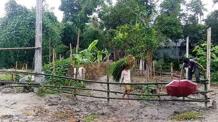 সরকার-মণ্ডল ও কাজীর দ্বন্দ্বে অবরুদ্ধ ১৫ পরিবার