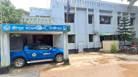 শ্রীপুরে মাদককারবারির পরিবারের হামলায় আহত ৫ পুলিশ
