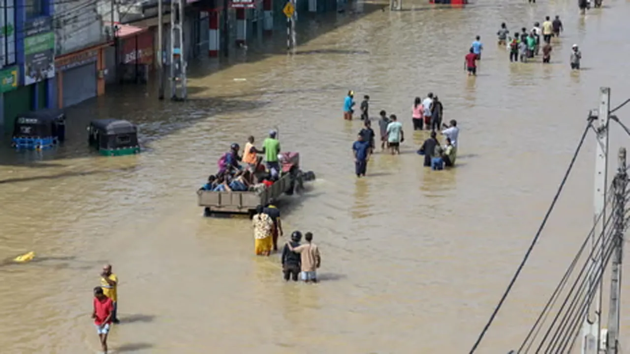 শ্রীলঙ্কায় বন্যা ও ভূমিধসে নিহতের সংখ্যা বেড়ে ৪১০