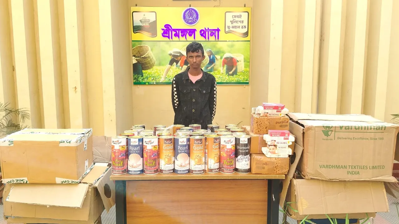 শ্রীমঙ্গলে বিপুল পরিমাণ ভারতীয় প্রসাধনী সামগ্রী ও অটোরিকশাসহ আটক ১
