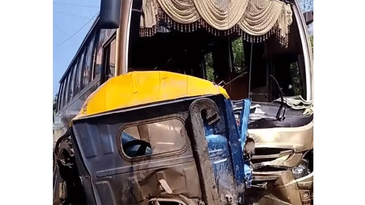 শ্রীমঙ্গলে বাস-পিকআপভ্যানের মুখোমুখি সংঘর্ষে নিহত ১