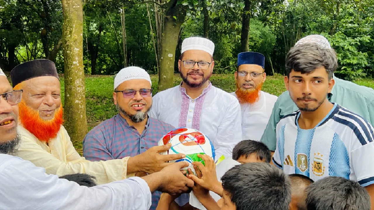 শ্রীপুরে ফুটবল বিতরণ করলেন জামায়াত নেতা মোস্তাফিজুর রহমান খান