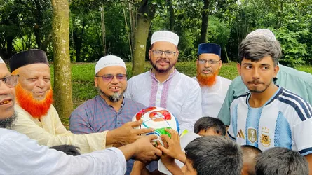 শ্রীপুরে ফুটবল বিতরণ করলেন জামায়াত নেতা মোস্তাফিজুর রহমান খান