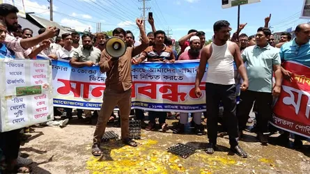 শ্রীপুর মহাসড়কে ডিম ভেঙে খামারিদের প্রতিবাদ, সিন্ডিকেট ভাঙার দাবি