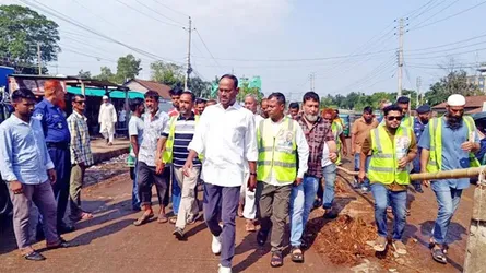 টাঙ্গাইলে কোরবানির বর্জ্য অপসারণ কাজে মাঠে নামলেন প্রাণিসম্পদ প্রতিমন্ত্রী