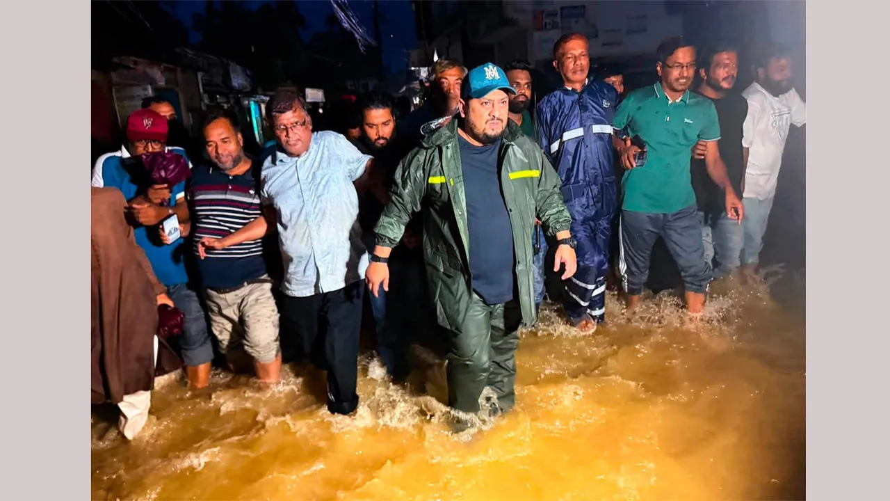 প্রধানমন্ত্রীর নির্দেশে চট্টগ্রামে বন্যা দুর্গতদের পাশে ভূমি ও পার্বত্য প্রতিমন্ত্রী