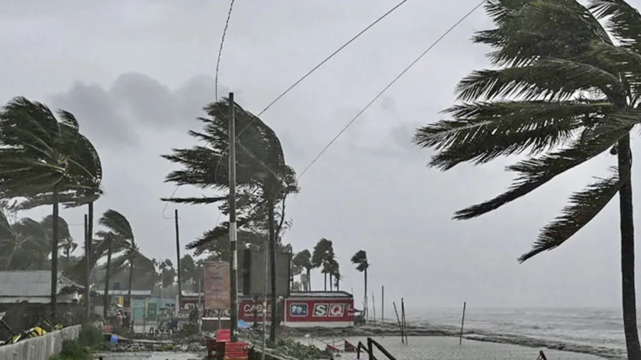 ছুটির সকালে ১৯ জেলায় ঝড়-বৃষ্টির সতর্কবার্তা