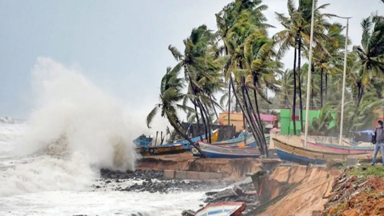দুপুর পর্যন্ত ঝোড়ো হাওয়ার শঙ্কা, নদীবন্দরে সতর্কতা