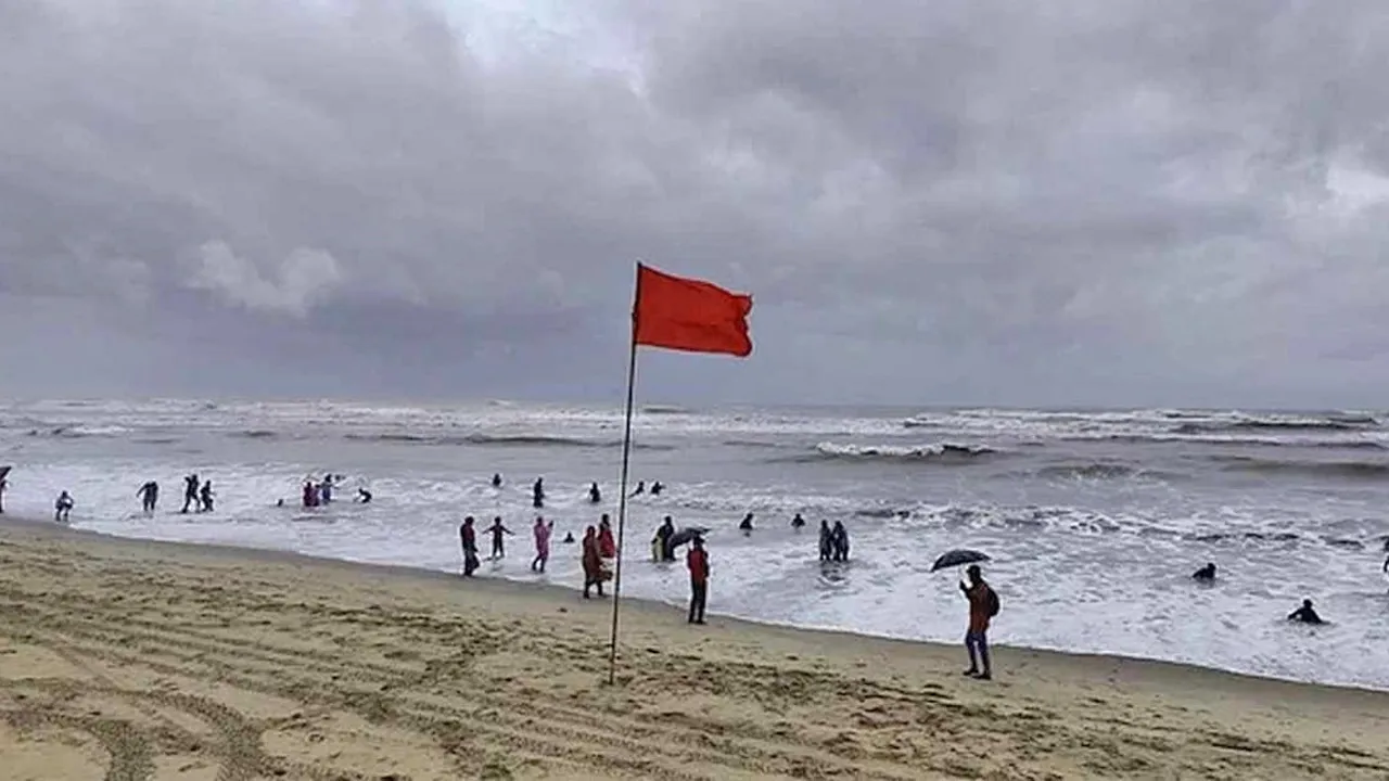 দেশের ১৯ অঞ্চলে ঝড়-বৃষ্টির আভাস, নদীবন্দরে সতর্কতা