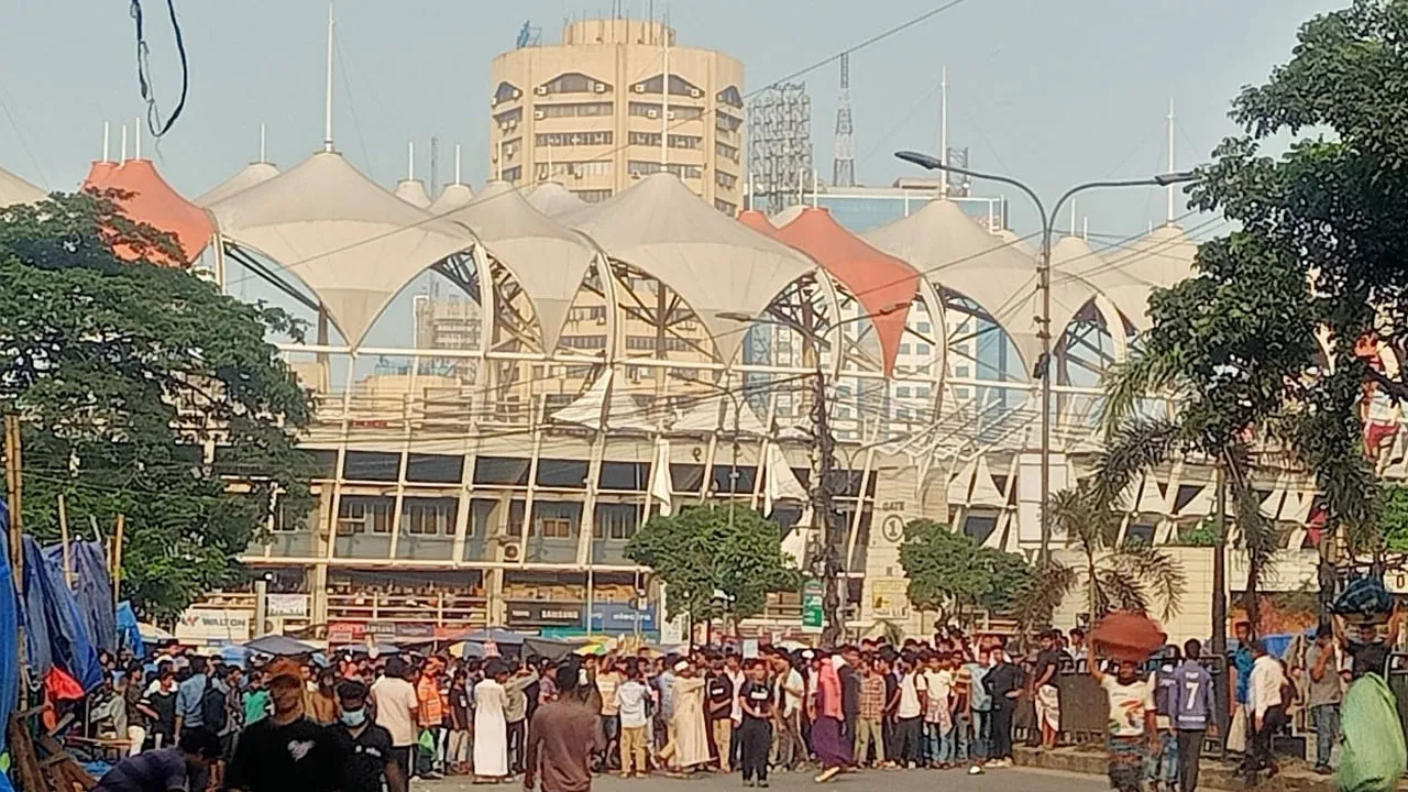 সচিবালয় ছেড়ে শিক্ষার্থীরা স্টেডিয়াম মার্কেট এলাকায়, পুলিশ জিরো পয়েন্টে