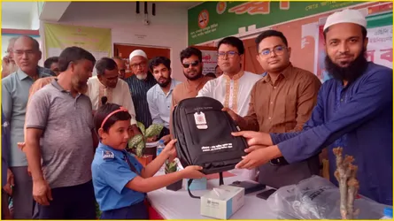 সাদুল্লাপুরে শিক্ষার্থীরা পেলো স্কুলব্যাগ, আনন্দে আত্মহারা